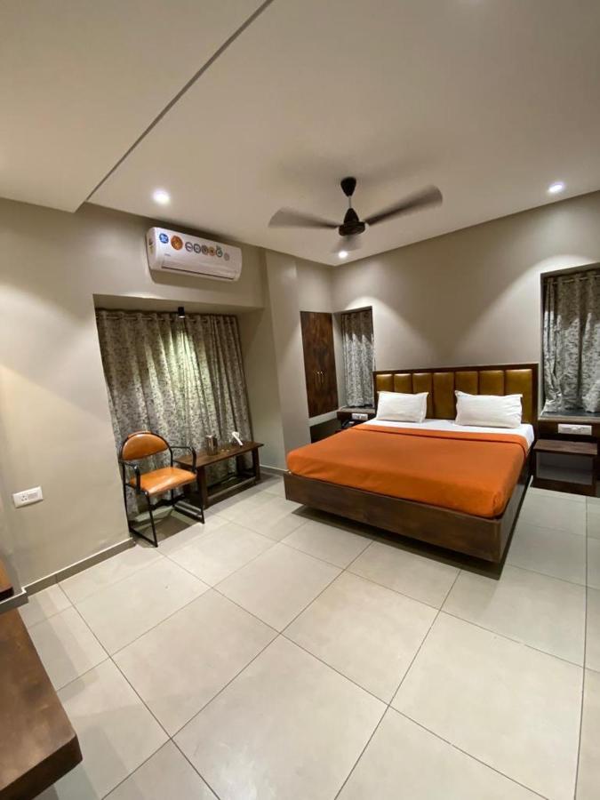 Hotel Vrindavan Deluxe Kolhapur Exteriör bild