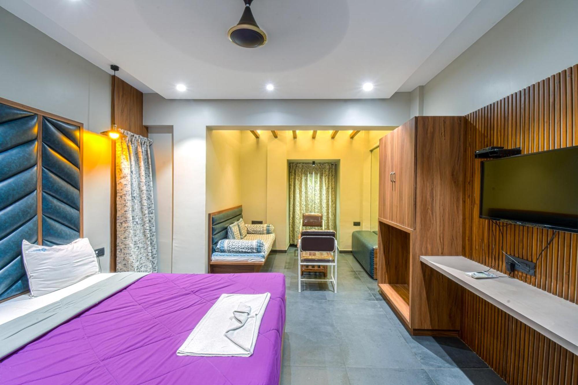 Hotel Vrindavan Deluxe Kolhapur Exteriör bild