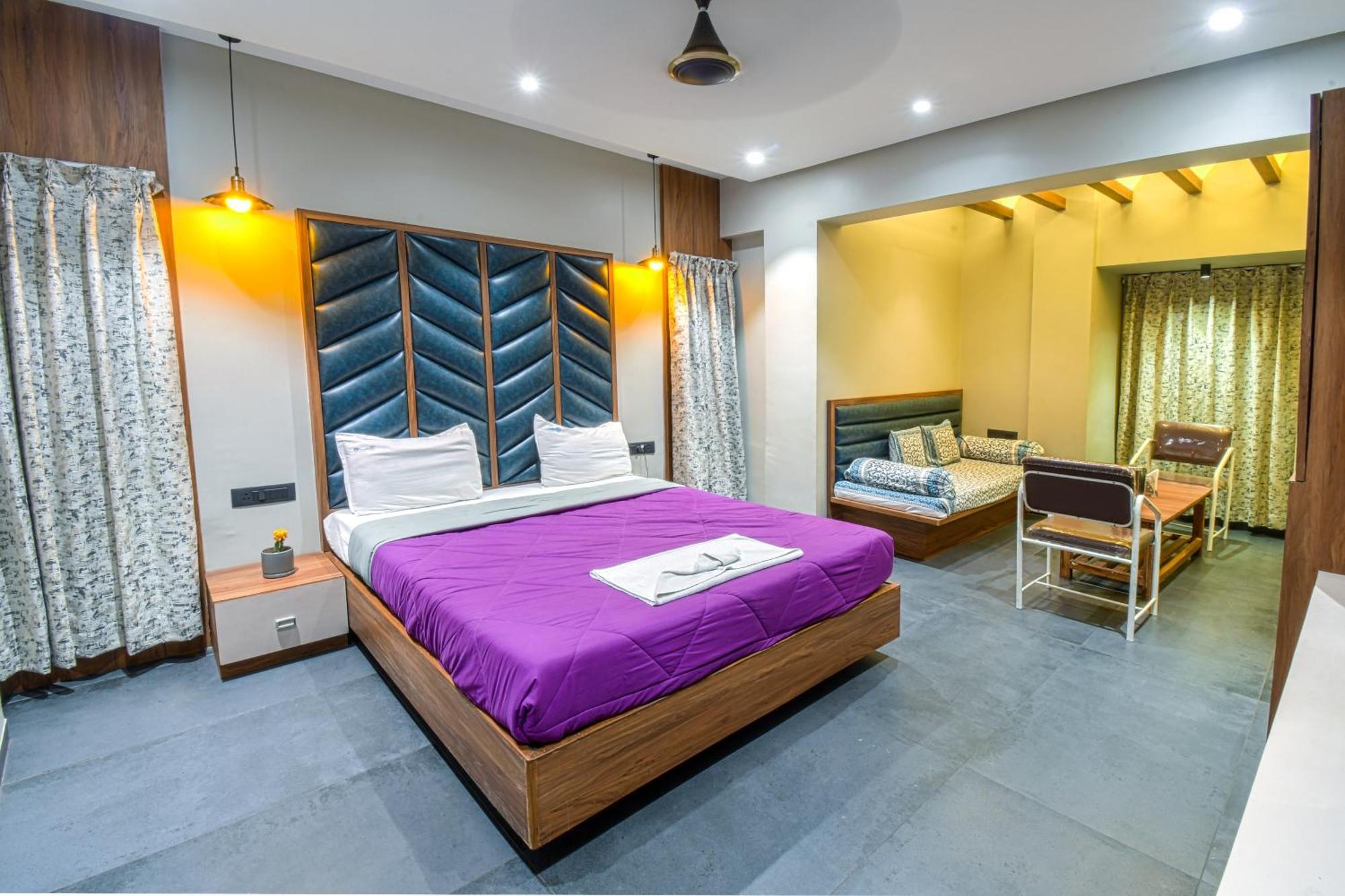 Hotel Vrindavan Deluxe Kolhapur Exteriör bild