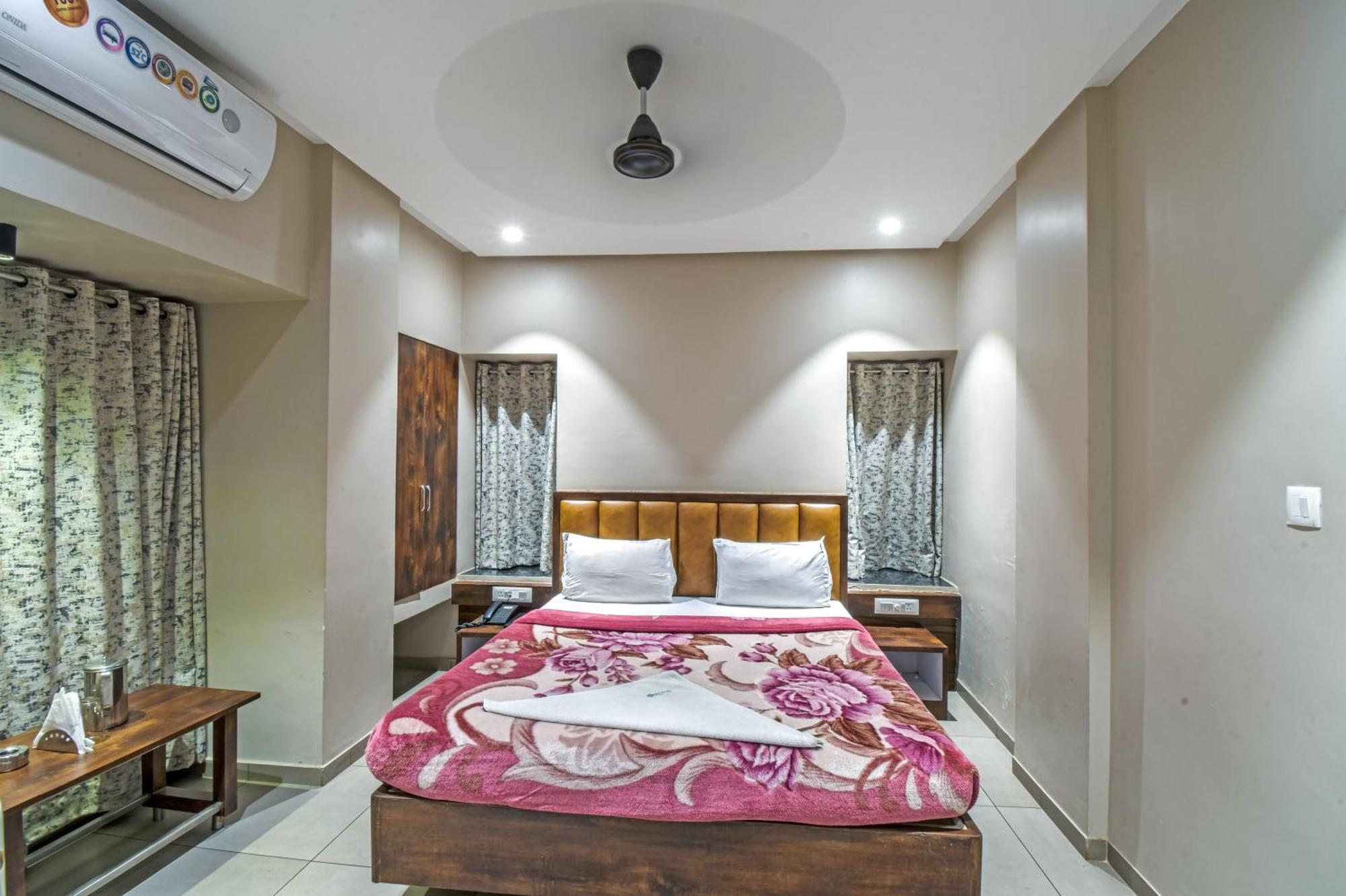 Hotel Vrindavan Deluxe Kolhapur Exteriör bild