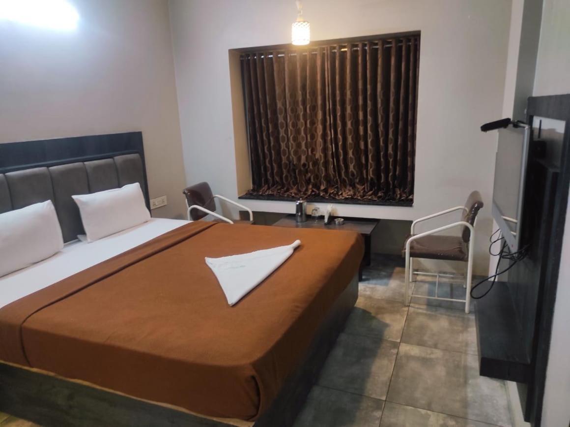 Hotel Vrindavan Deluxe Kolhapur Exteriör bild