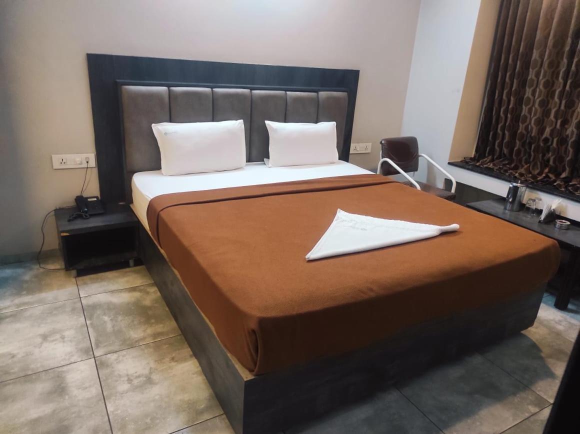 Hotel Vrindavan Deluxe Kolhapur Exteriör bild