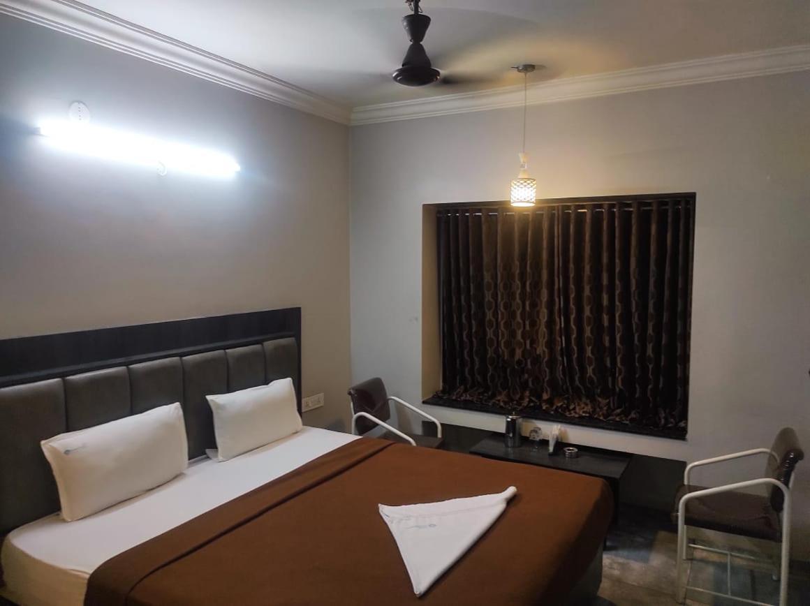 Hotel Vrindavan Deluxe Kolhapur Exteriör bild