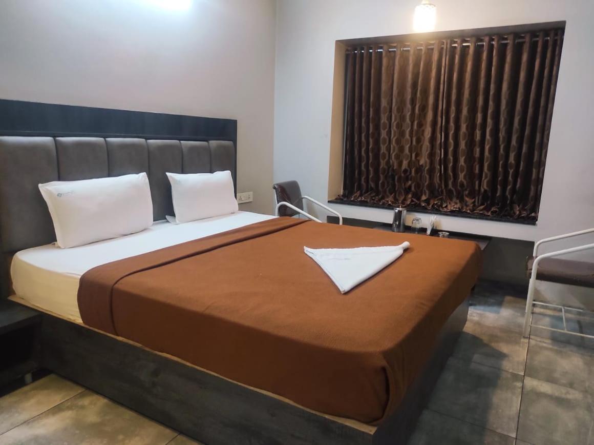 Hotel Vrindavan Deluxe Kolhapur Exteriör bild
