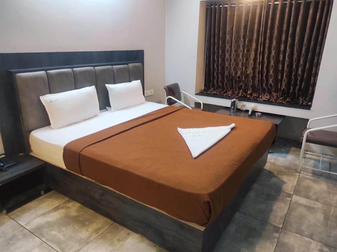 Hotel Vrindavan Deluxe Kolhapur Exteriör bild