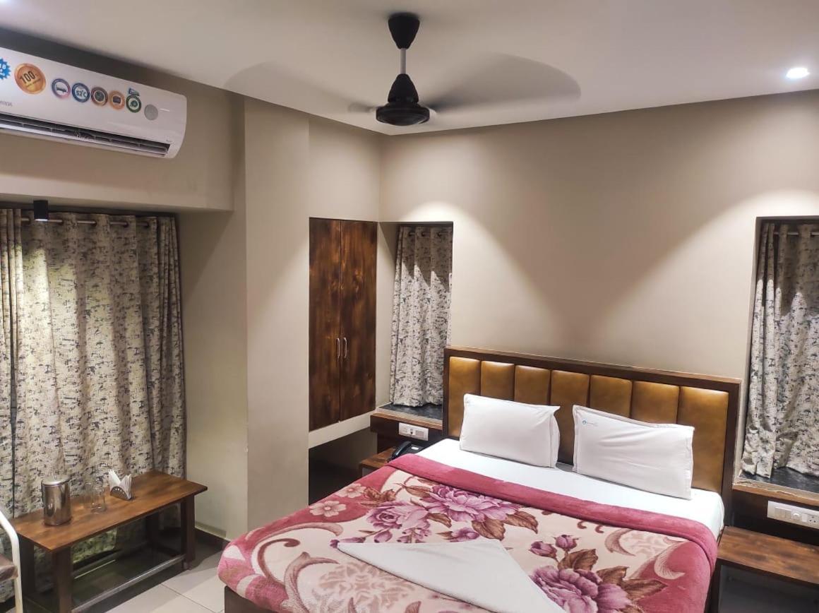 Hotel Vrindavan Deluxe Kolhapur Exteriör bild