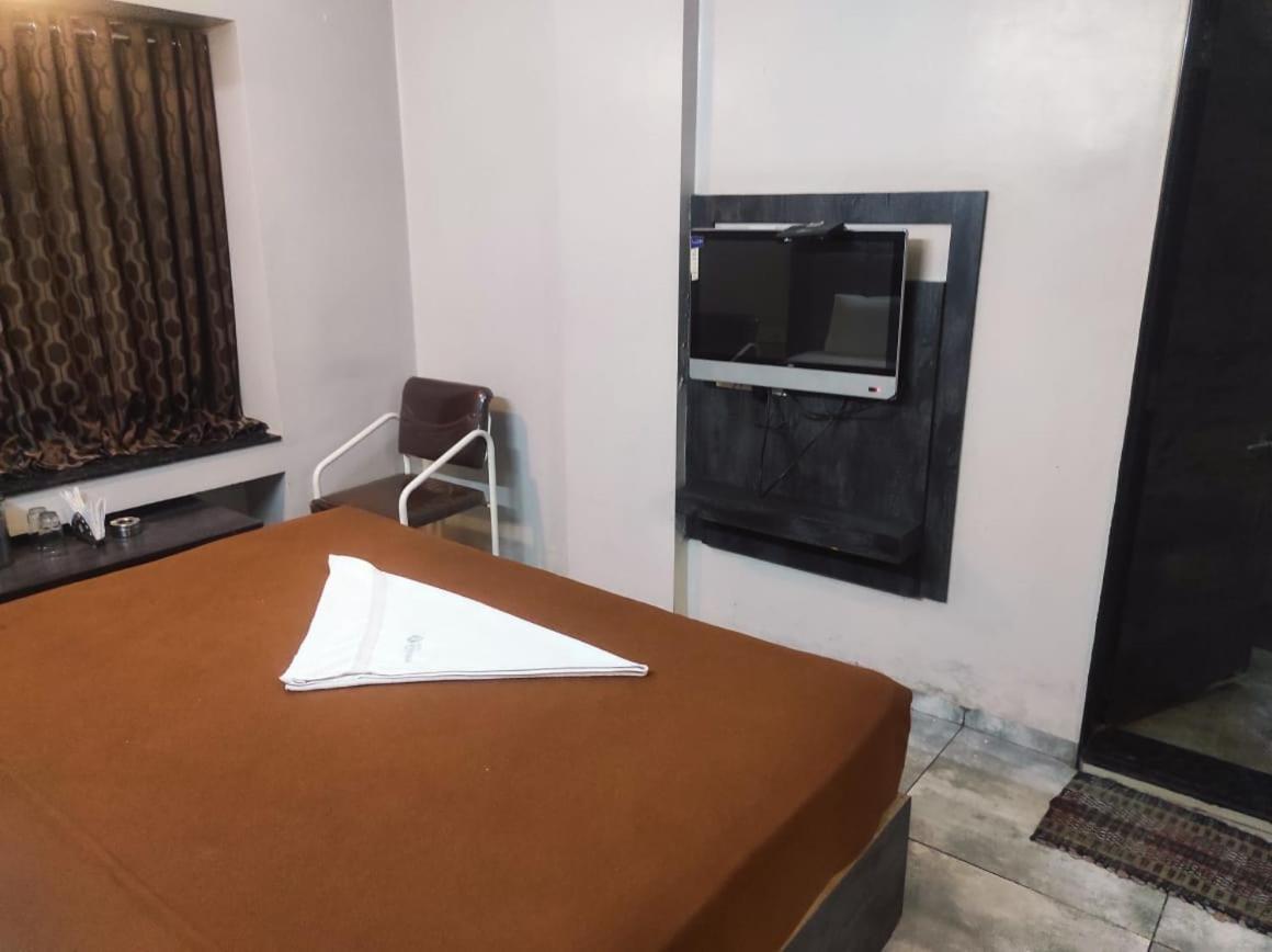 Hotel Vrindavan Deluxe Kolhapur Exteriör bild