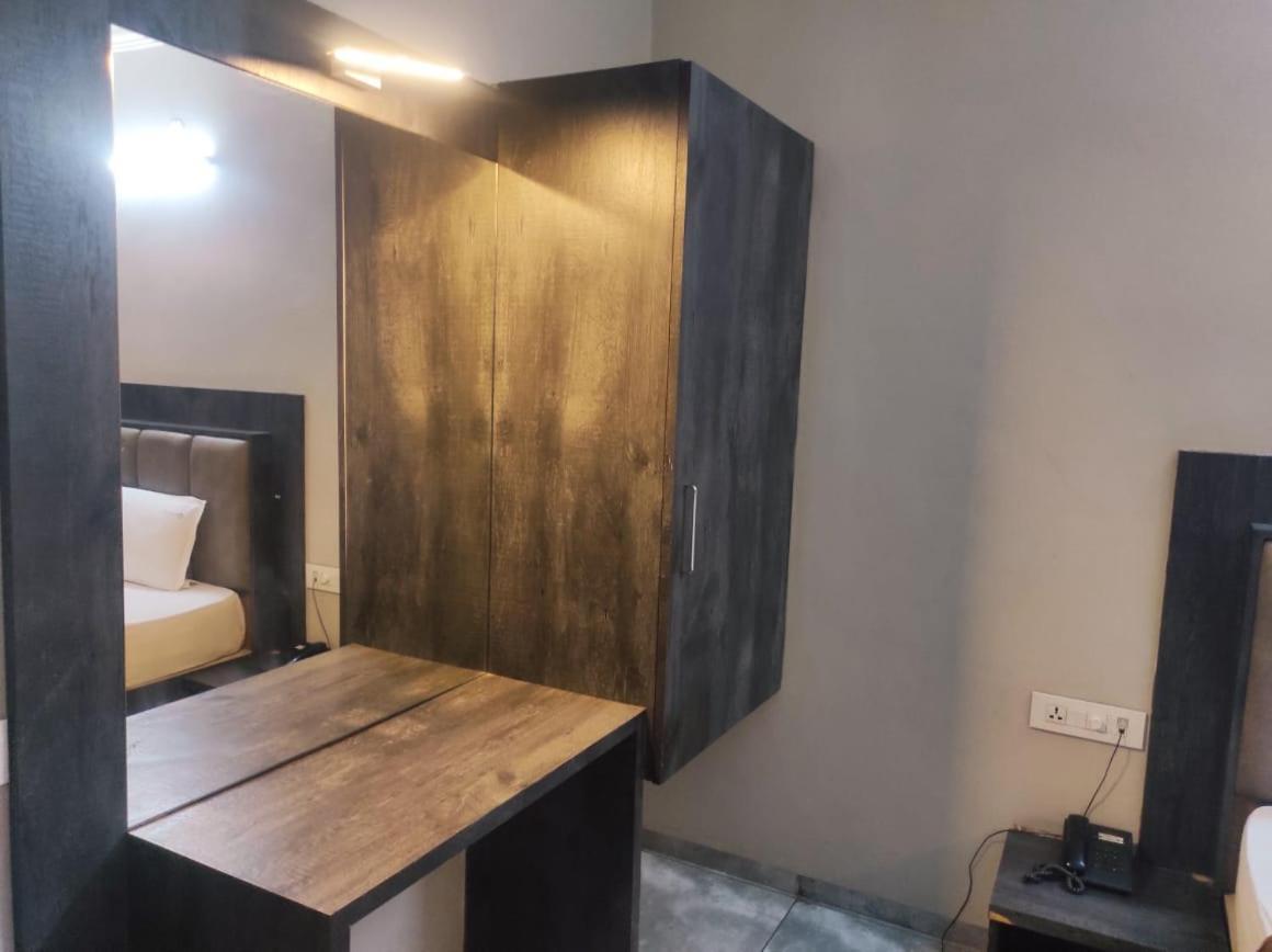 Hotel Vrindavan Deluxe Kolhapur Exteriör bild