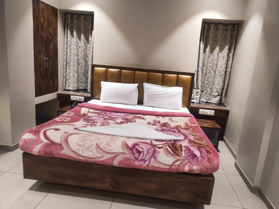 Hotel Vrindavan Deluxe Kolhapur Exteriör bild