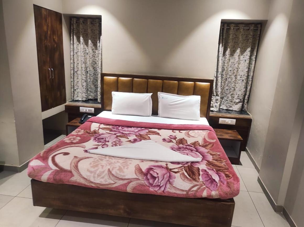 Hotel Vrindavan Deluxe Kolhapur Exteriör bild