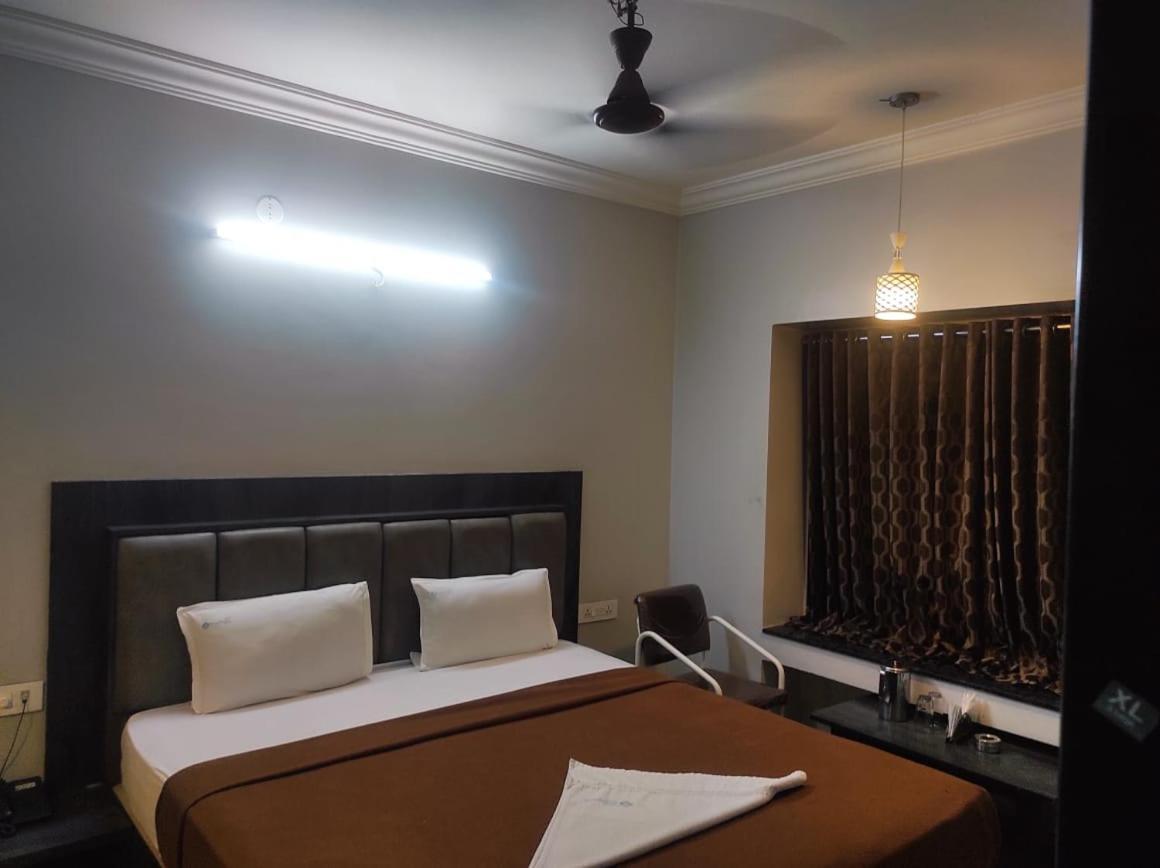 Hotel Vrindavan Deluxe Kolhapur Exteriör bild