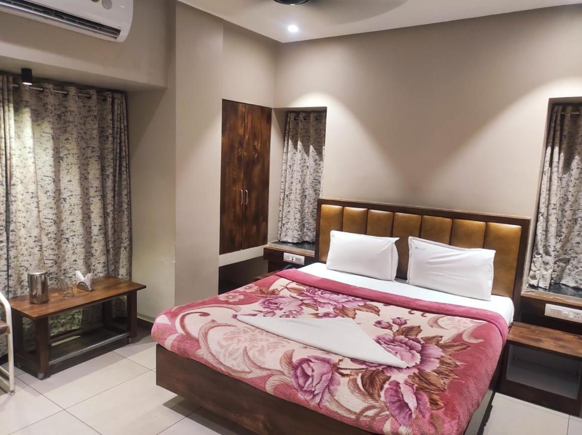 Hotel Vrindavan Deluxe Kolhapur Exteriör bild