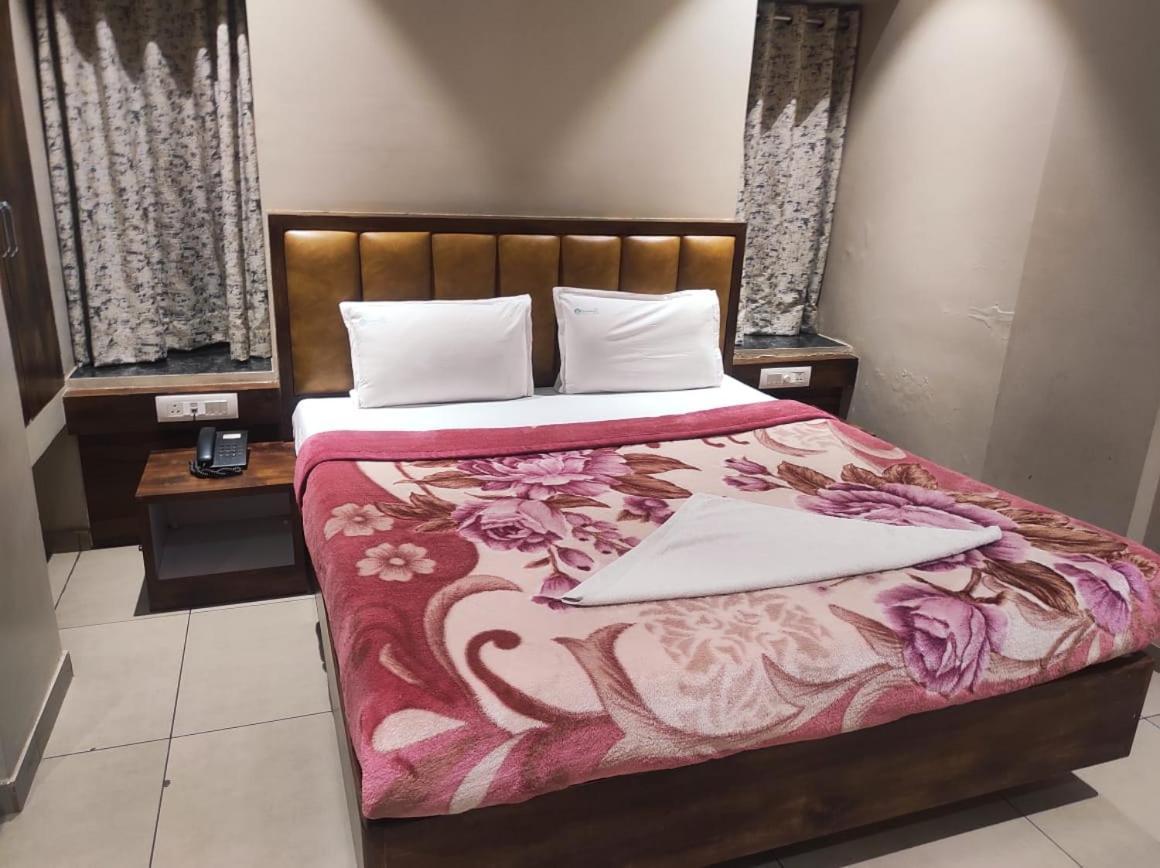 Hotel Vrindavan Deluxe Kolhapur Exteriör bild