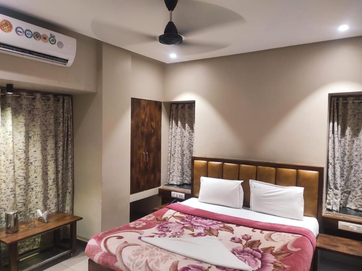 Hotel Vrindavan Deluxe Kolhapur Exteriör bild
