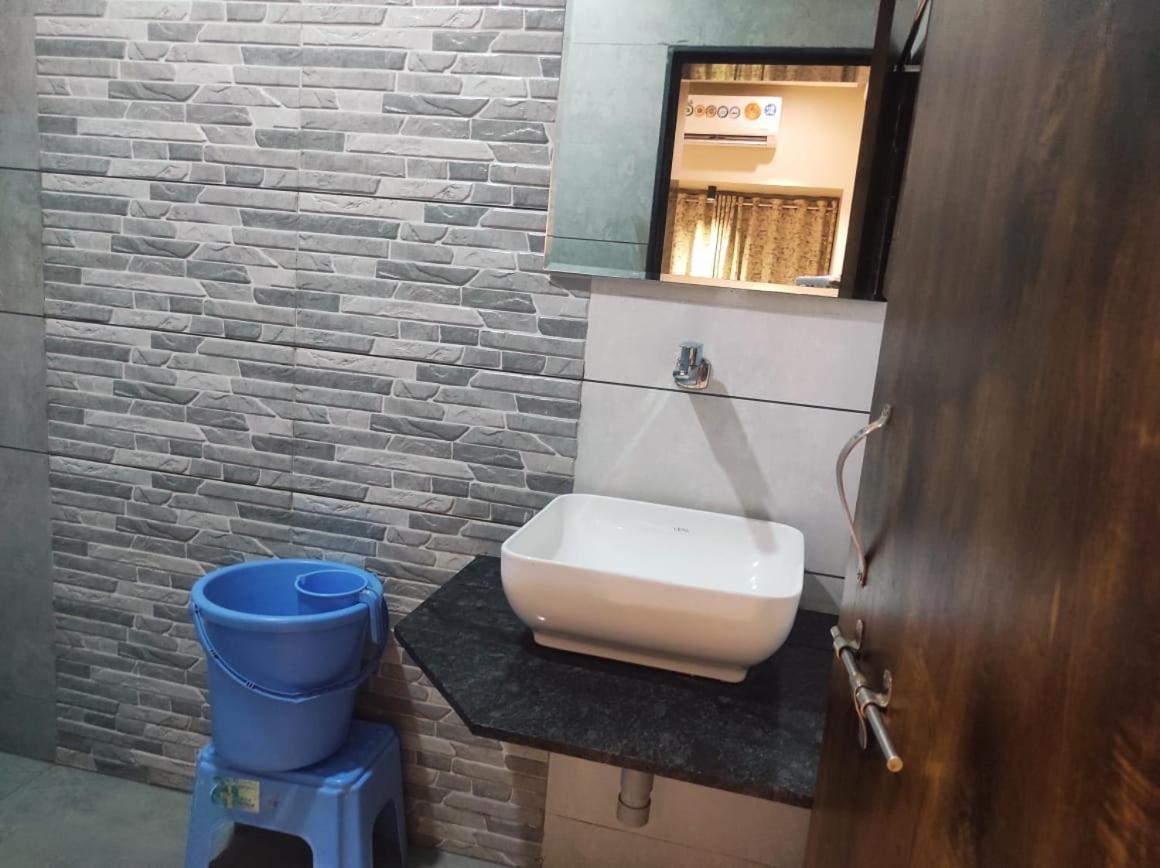 Hotel Vrindavan Deluxe Kolhapur Exteriör bild