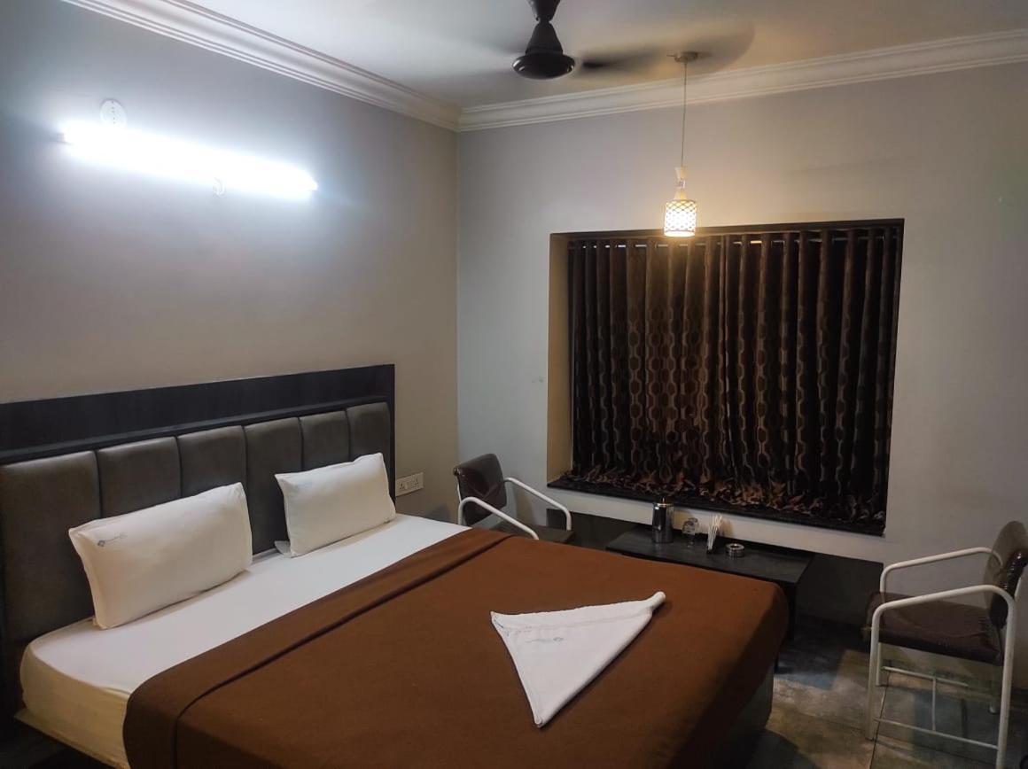 Hotel Vrindavan Deluxe Kolhapur Exteriör bild