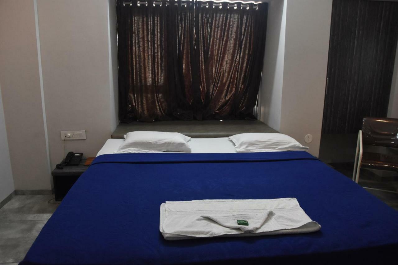 Hotel Vrindavan Deluxe Kolhapur Exteriör bild