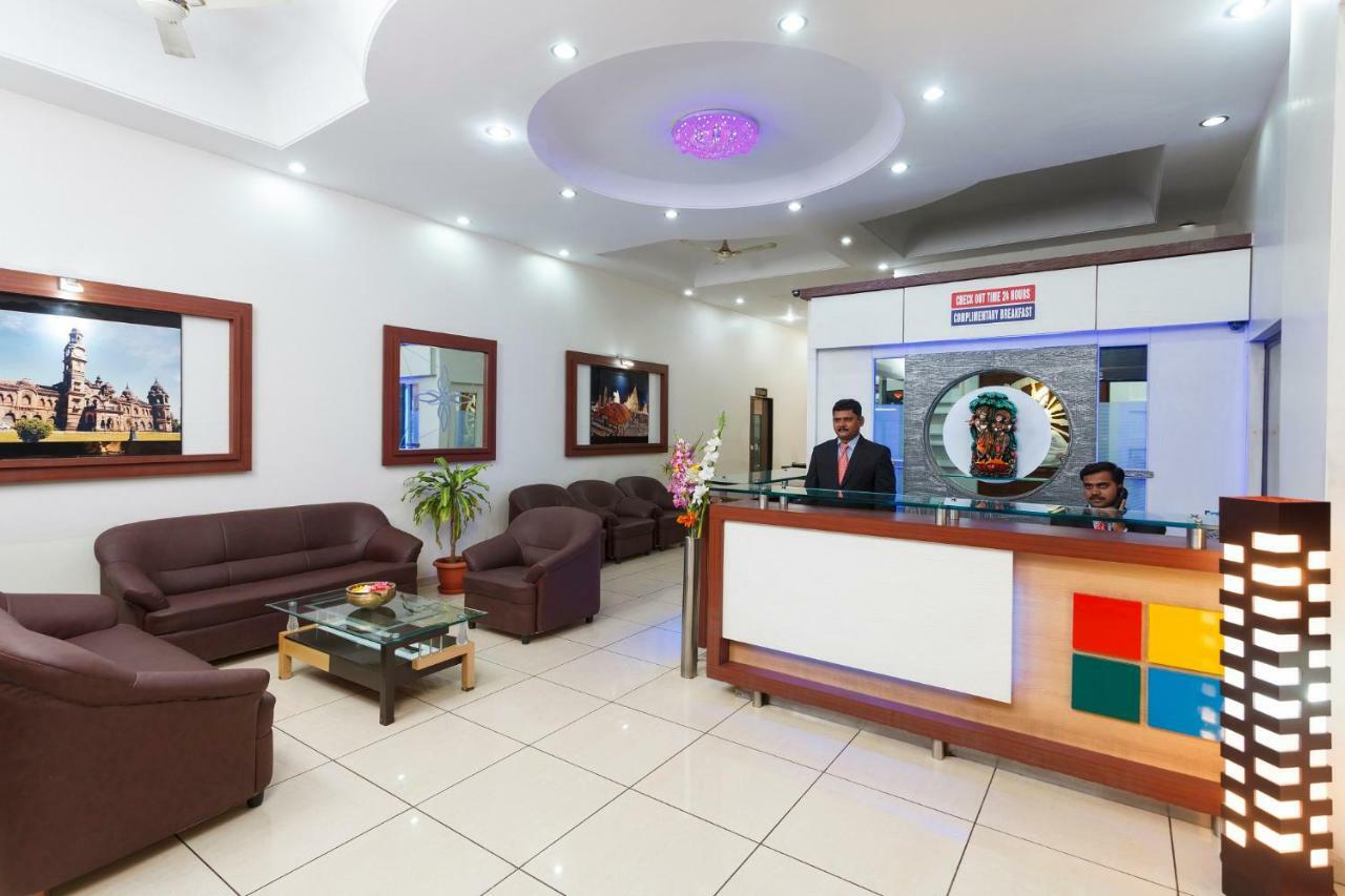 Hotel Vrindavan Deluxe Kolhapur Exteriör bild