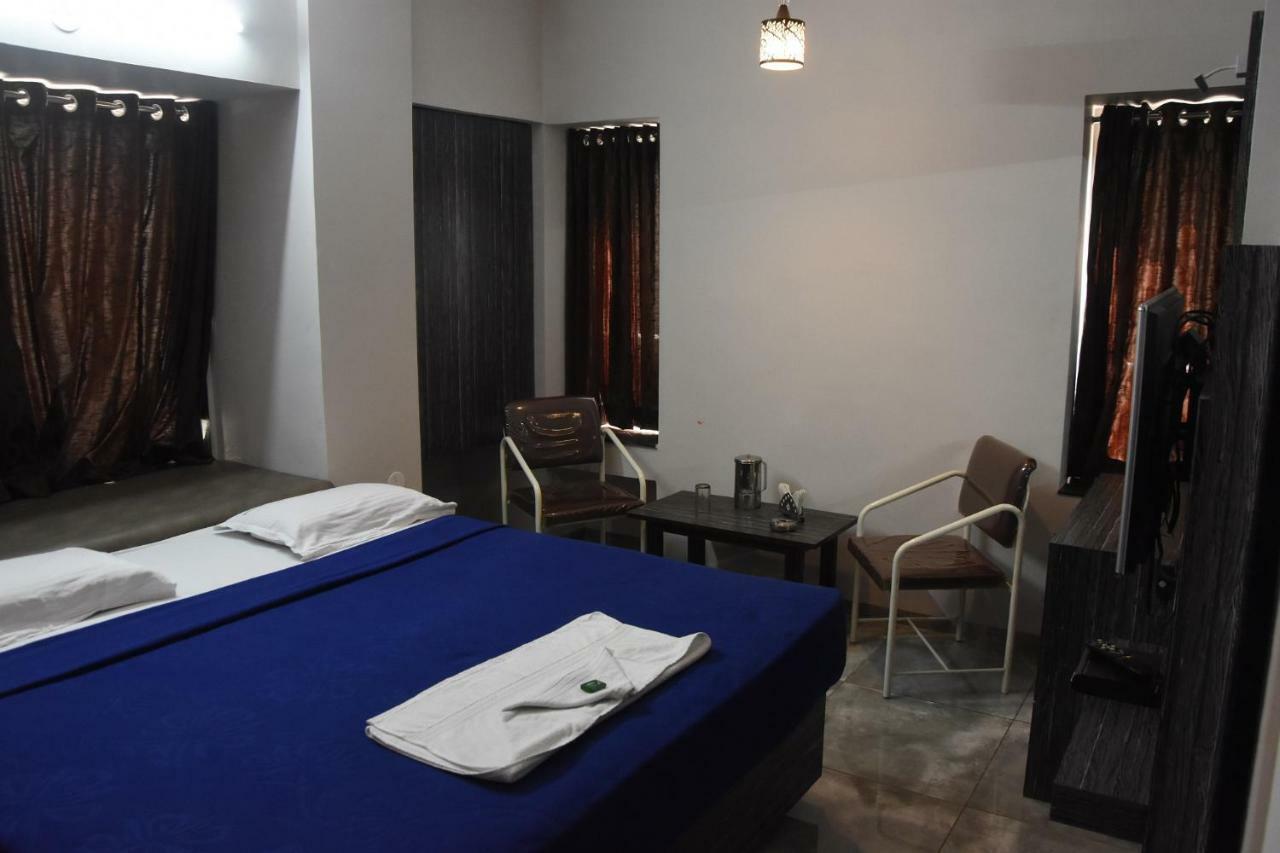 Hotel Vrindavan Deluxe Kolhapur Exteriör bild