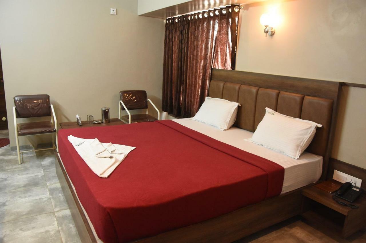 Hotel Vrindavan Deluxe Kolhapur Exteriör bild