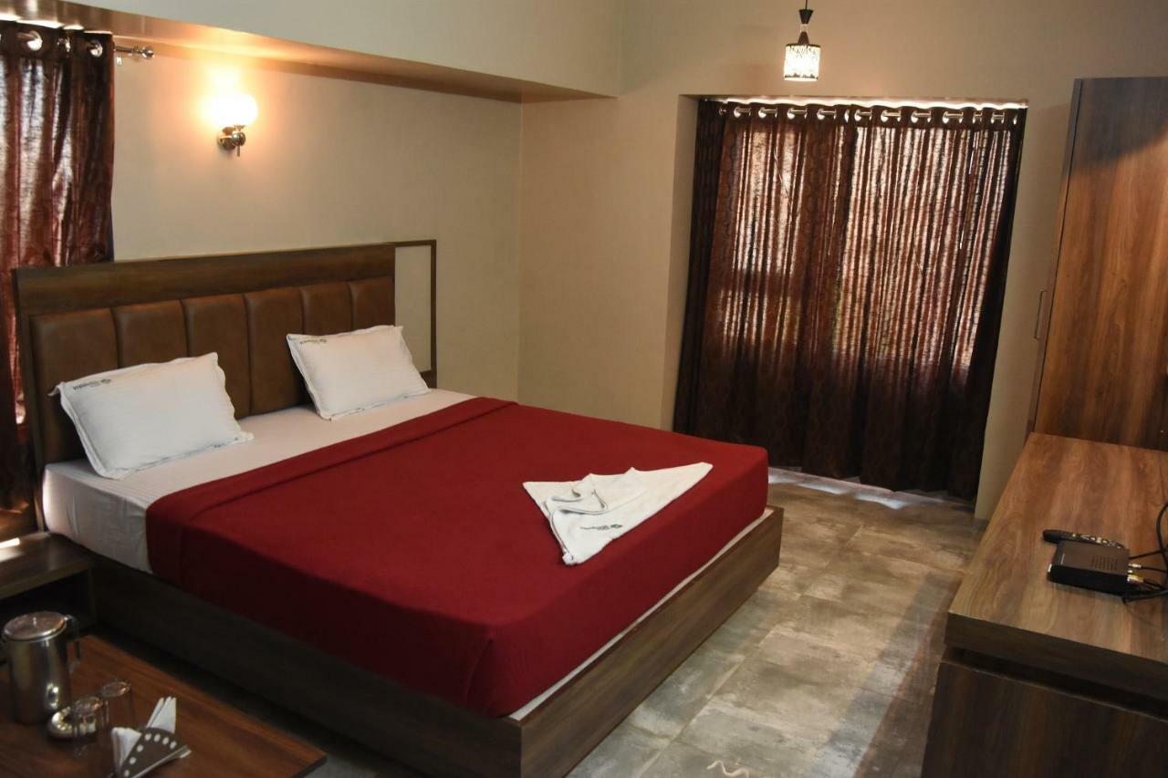 Hotel Vrindavan Deluxe Kolhapur Exteriör bild