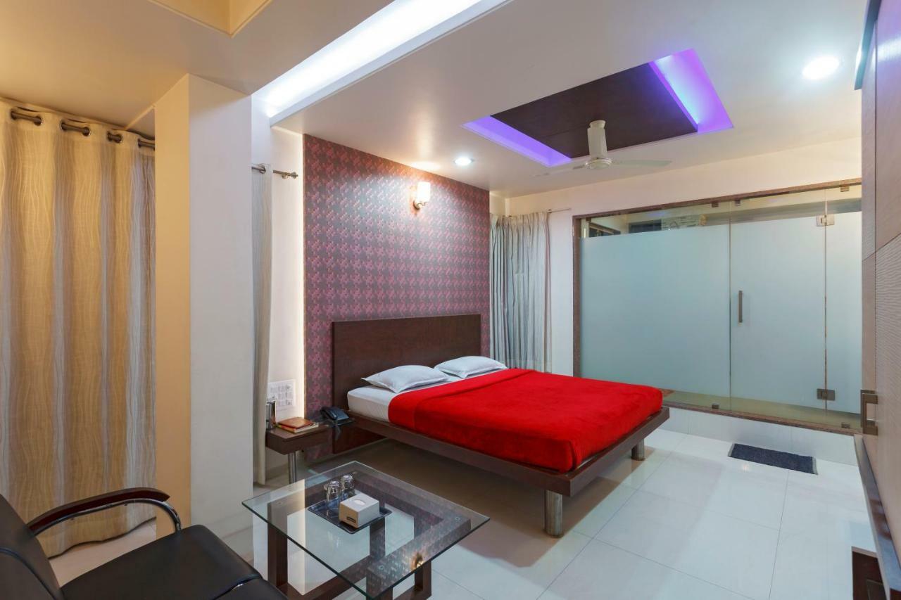 Hotel Vrindavan Deluxe Kolhapur Exteriör bild