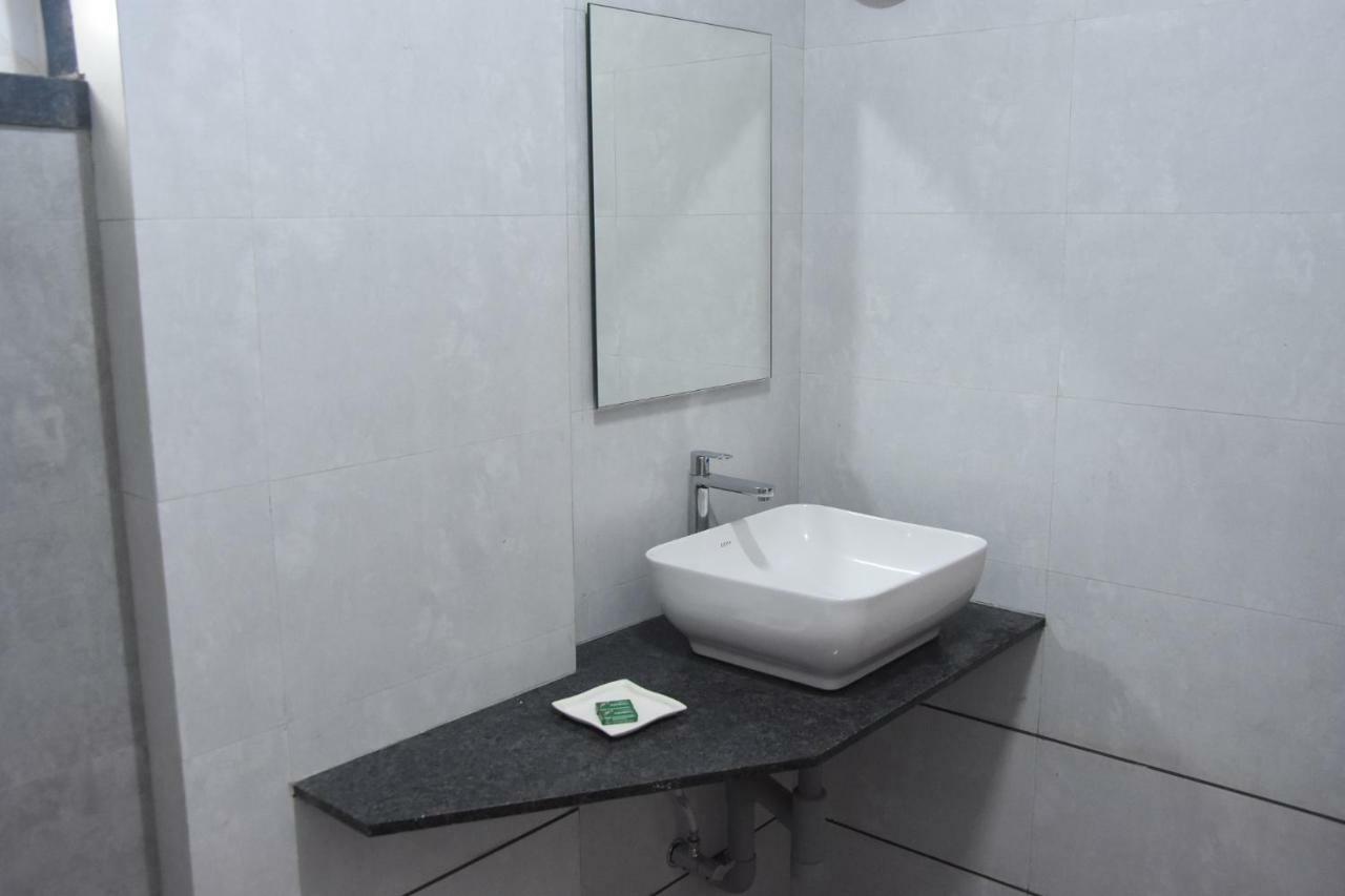 Hotel Vrindavan Deluxe Kolhapur Exteriör bild