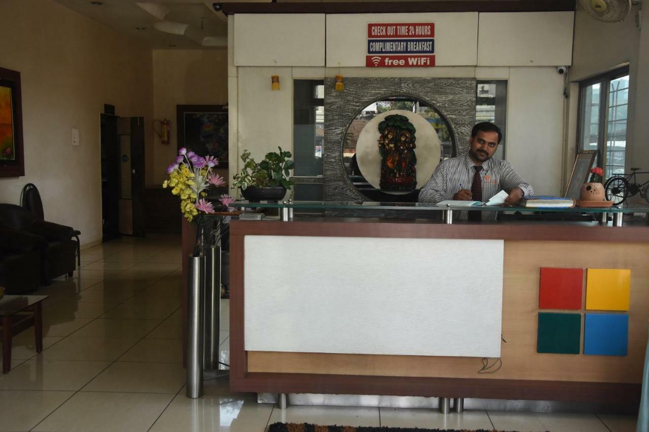 Hotel Vrindavan Deluxe Kolhapur Exteriör bild