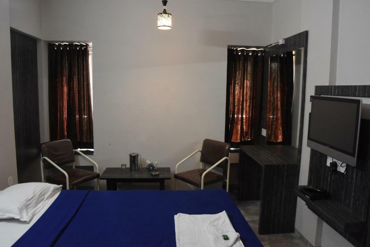 Hotel Vrindavan Deluxe Kolhapur Exteriör bild