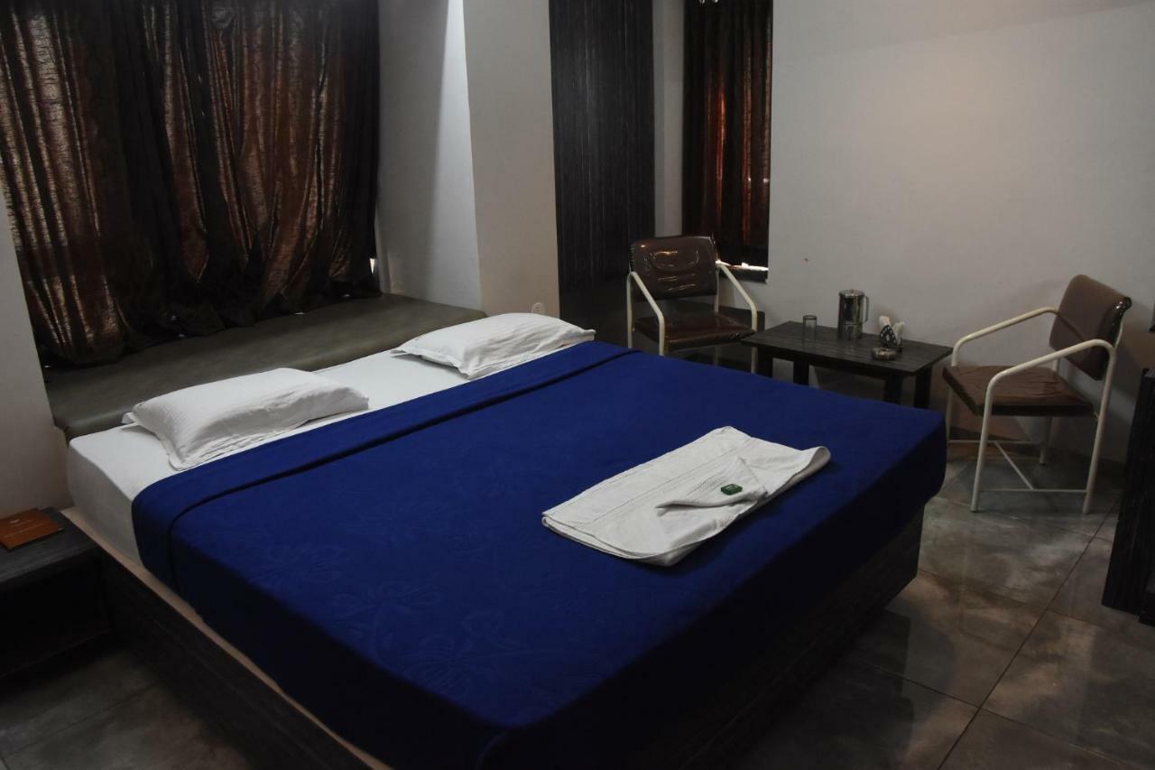 Hotel Vrindavan Deluxe Kolhapur Exteriör bild