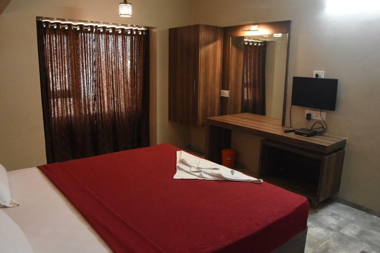 Hotel Vrindavan Deluxe Kolhapur Exteriör bild